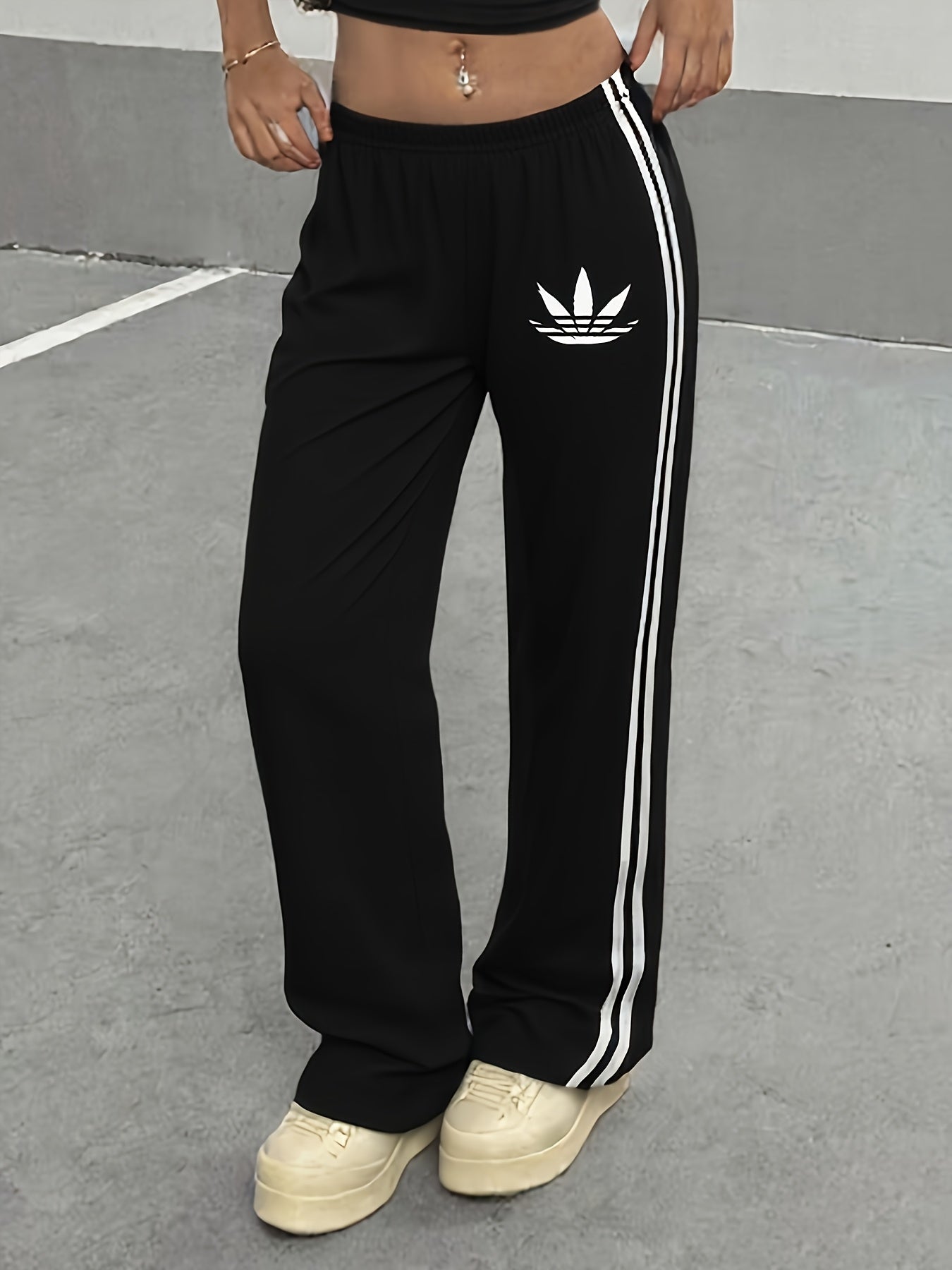 Damen Trainingshose mit weitem Bein und sportlichen Streifen – Lässiger Streetstyle