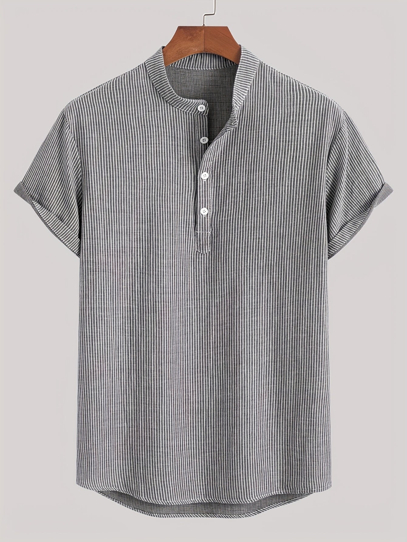 Herren Kurzarm-Henley mit Stehkragen und feinem Streifenmuster – Moderner Freizeitstil