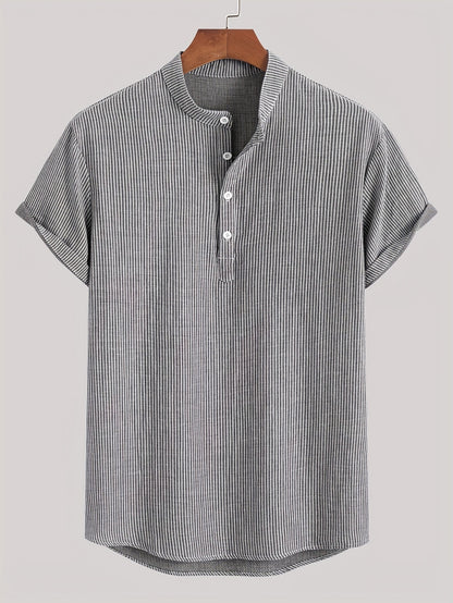 Herren Kurzarm-Henley mit Stehkragen und feinem Streifenmuster – Moderner Freizeitstil