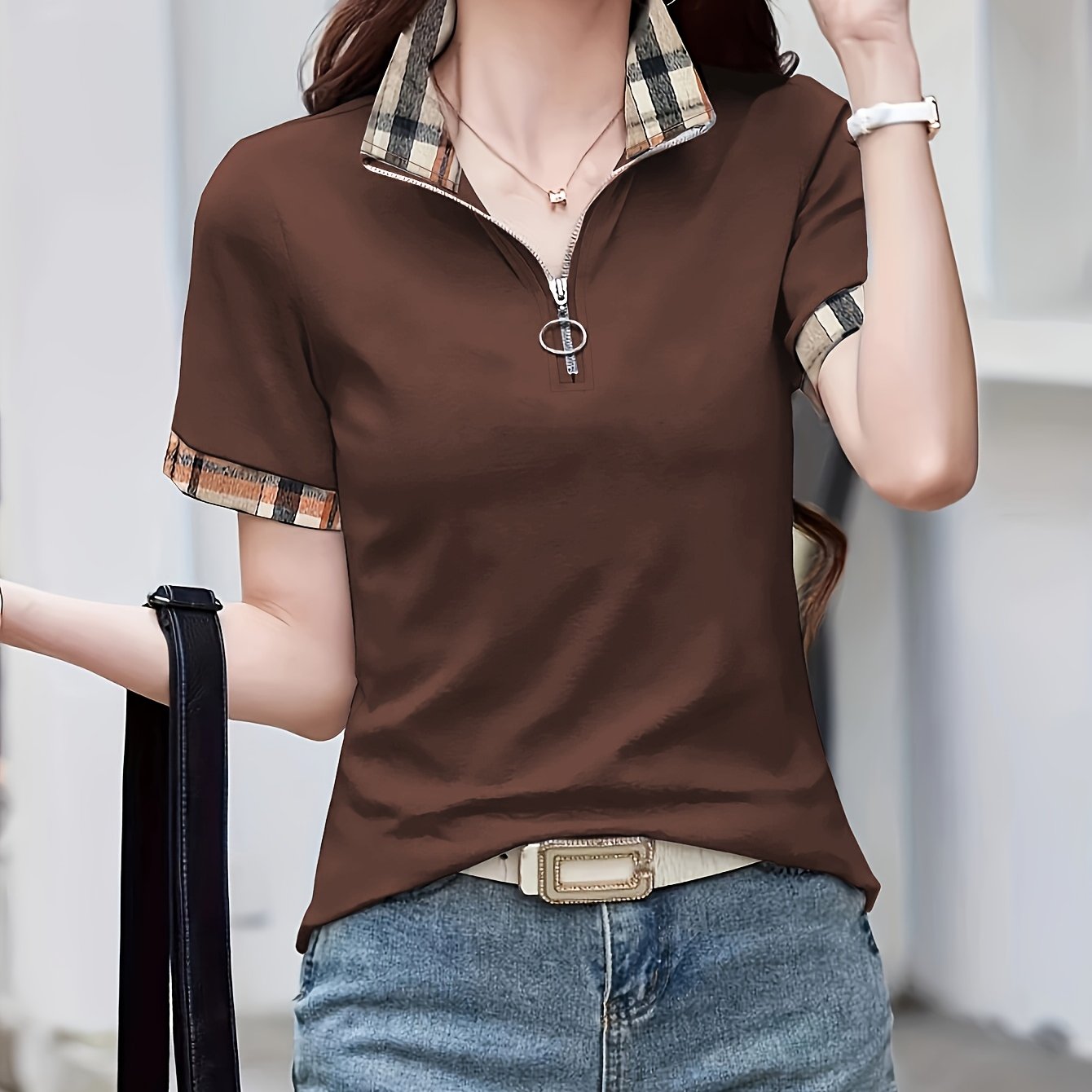 Damen Poloshirt mit Reißverschluss-Kragen und Karodetails – Modisches Freizeitshirt für Alltag und Ausgehen