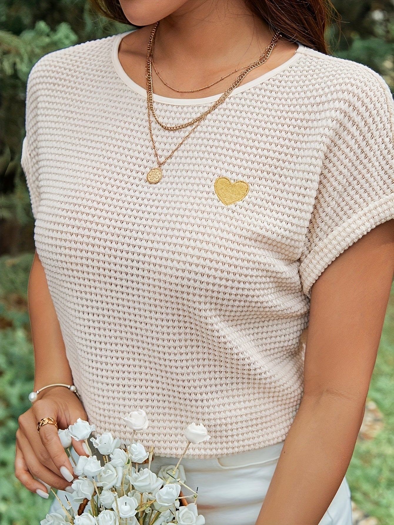 Damen Sommer Strickshirt mit Herz-Stickerei – Eleganter Freizeit-Look, Kurzarm, Ideal für Urlaub & Alltag