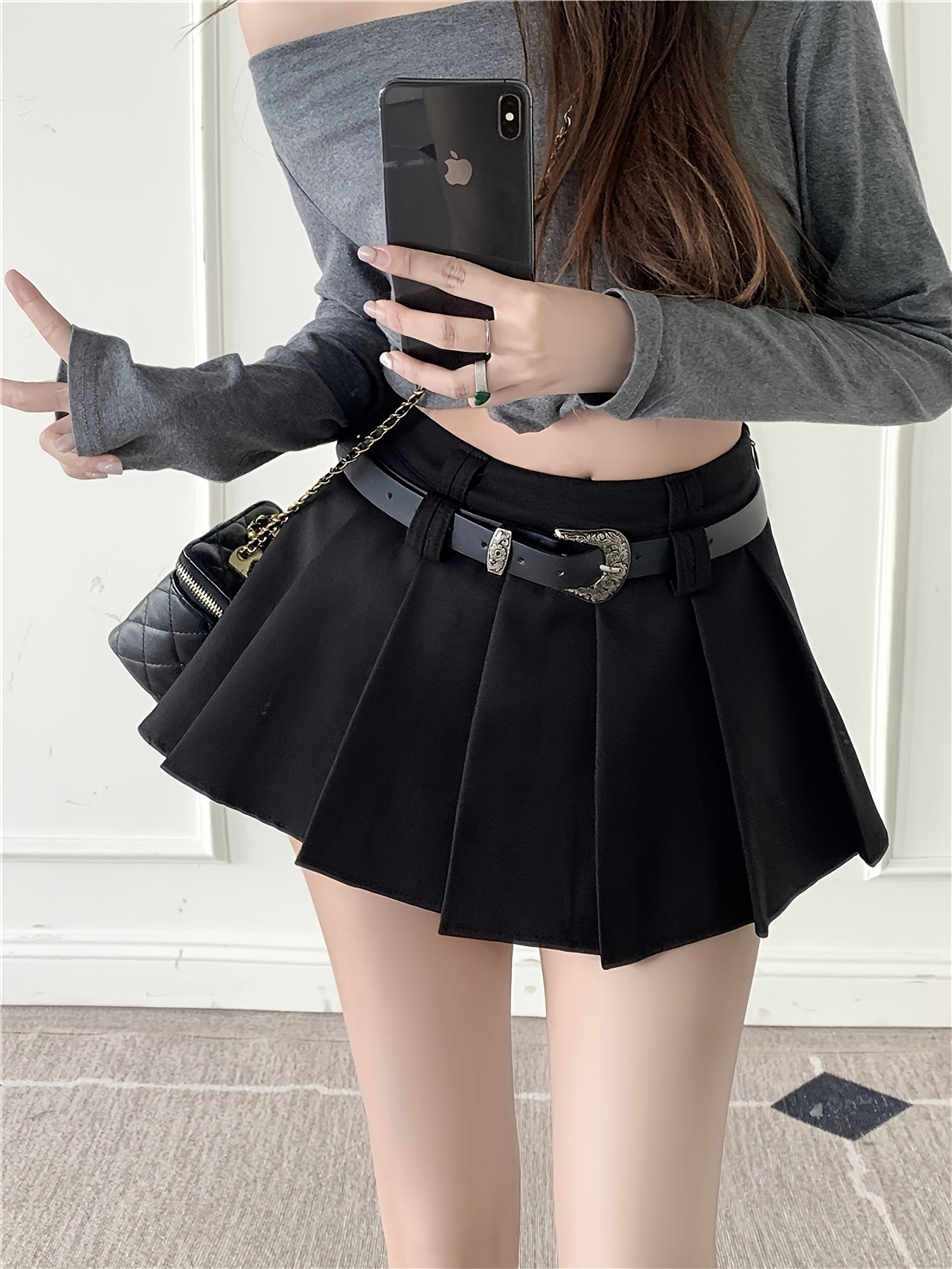 Damen Faltenrock mit Gürtel und Crop Bluse – Modischer Streetstyle für Alltag & Ausgehen