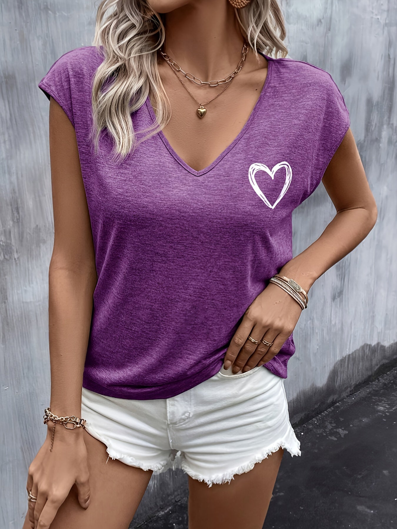 Damen T-Shirt mit Herz-Print und V-Ausschnitt – Lässiger Sommerstil für Freizeit und Alltag