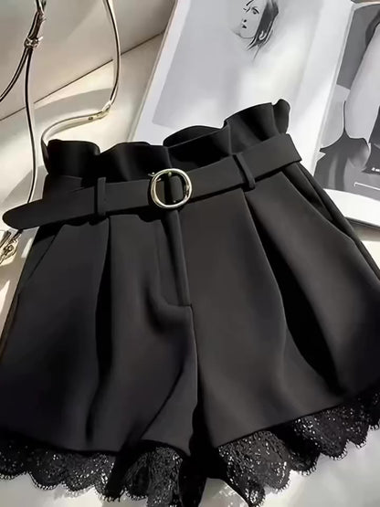 Damen High-Waist Paperbag Shorts mit Gürtel und Spitzenbesatz – Eleganter City-Look und Abend-Outfit