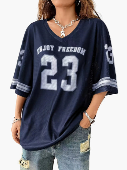Damen Street Style Oversize Jersey Shirt mit Nummern-Print und Weiten Destroyed Jeans – Lässiges Freizeitoutfit