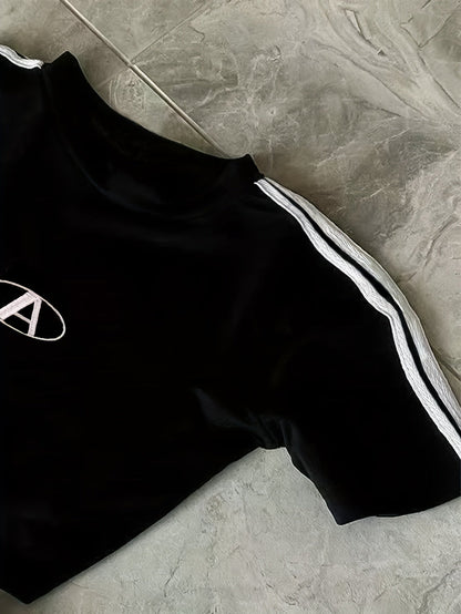 Damen Sportliches Zweiteiler Set – Modernes Crop Top und High-Waist Shorts, Athleisure Look, Fitness & Streetwear