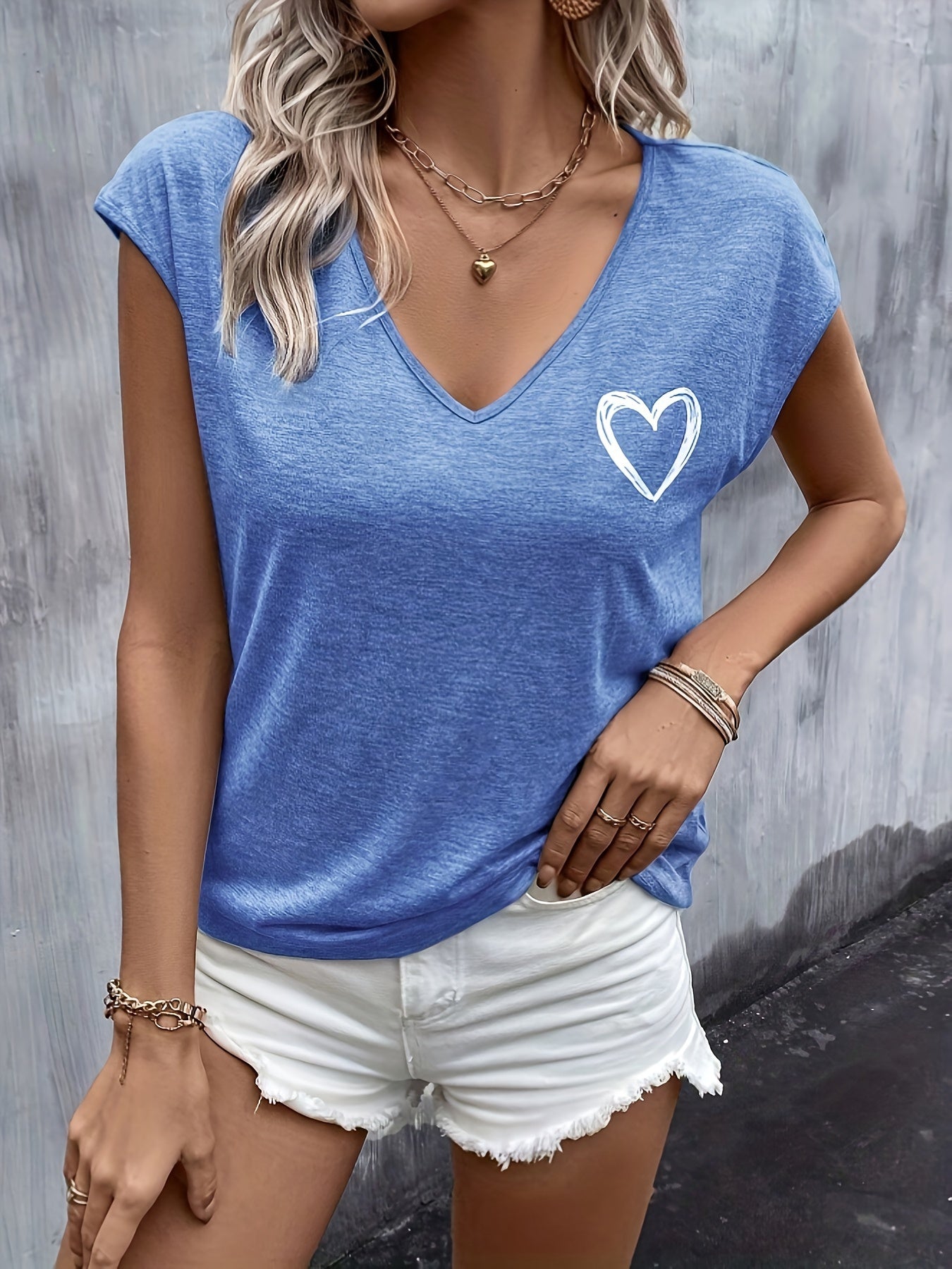 Damen T-Shirt mit Herz-Print und V-Ausschnitt – Lässiger Sommerstil für Freizeit und Alltag