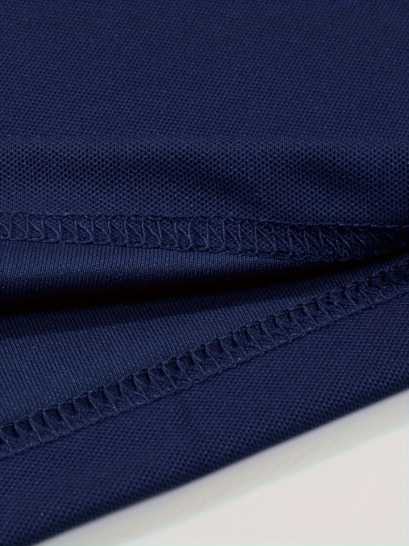 Herren Polohemd mit Kontrastkragen – Eleganter Freizeitstil für Alltag und Büro