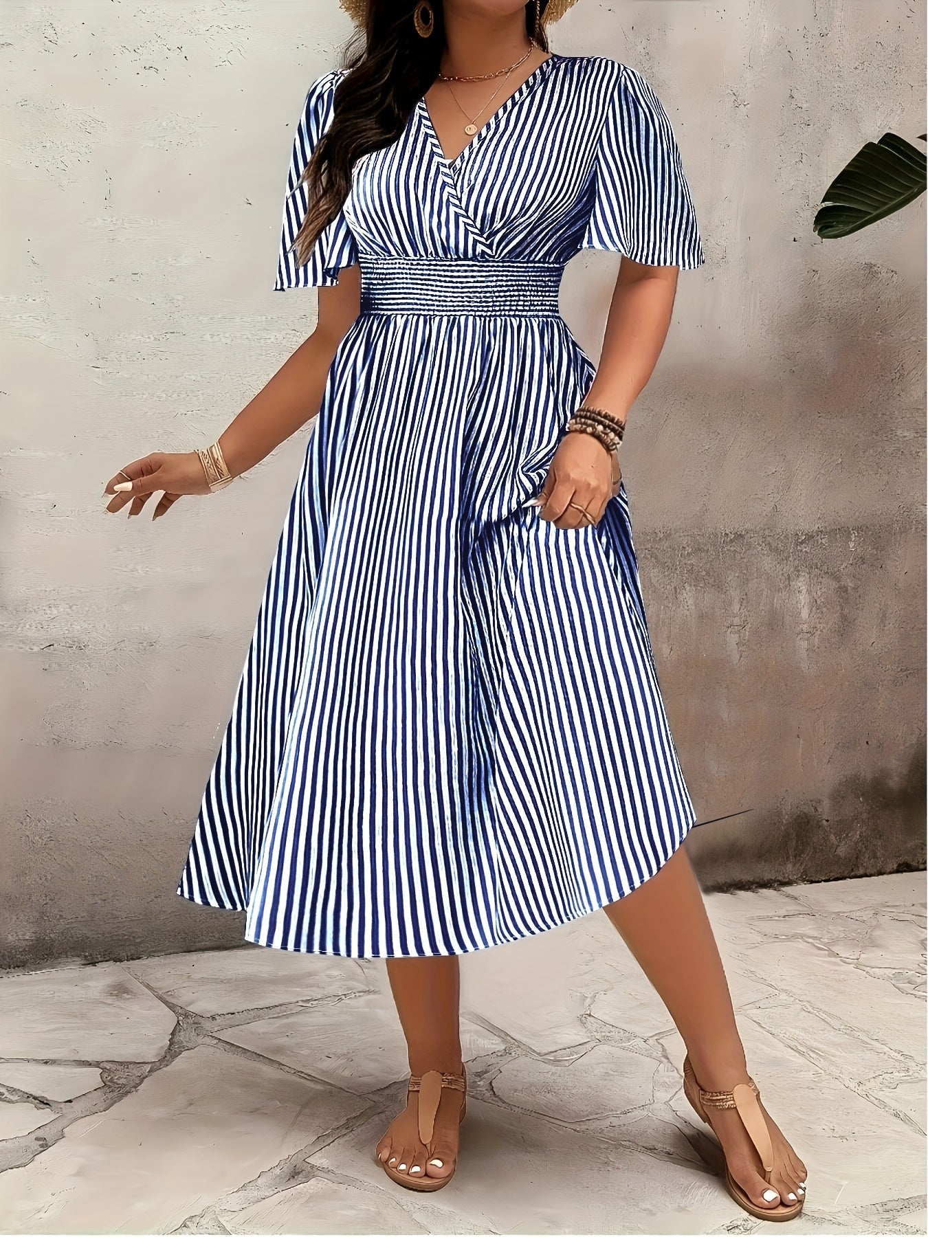 Damen Elegantes Streifen Midikleid mit Smokbund und V-Ausschnitt – Perfekt für besondere Anlässe