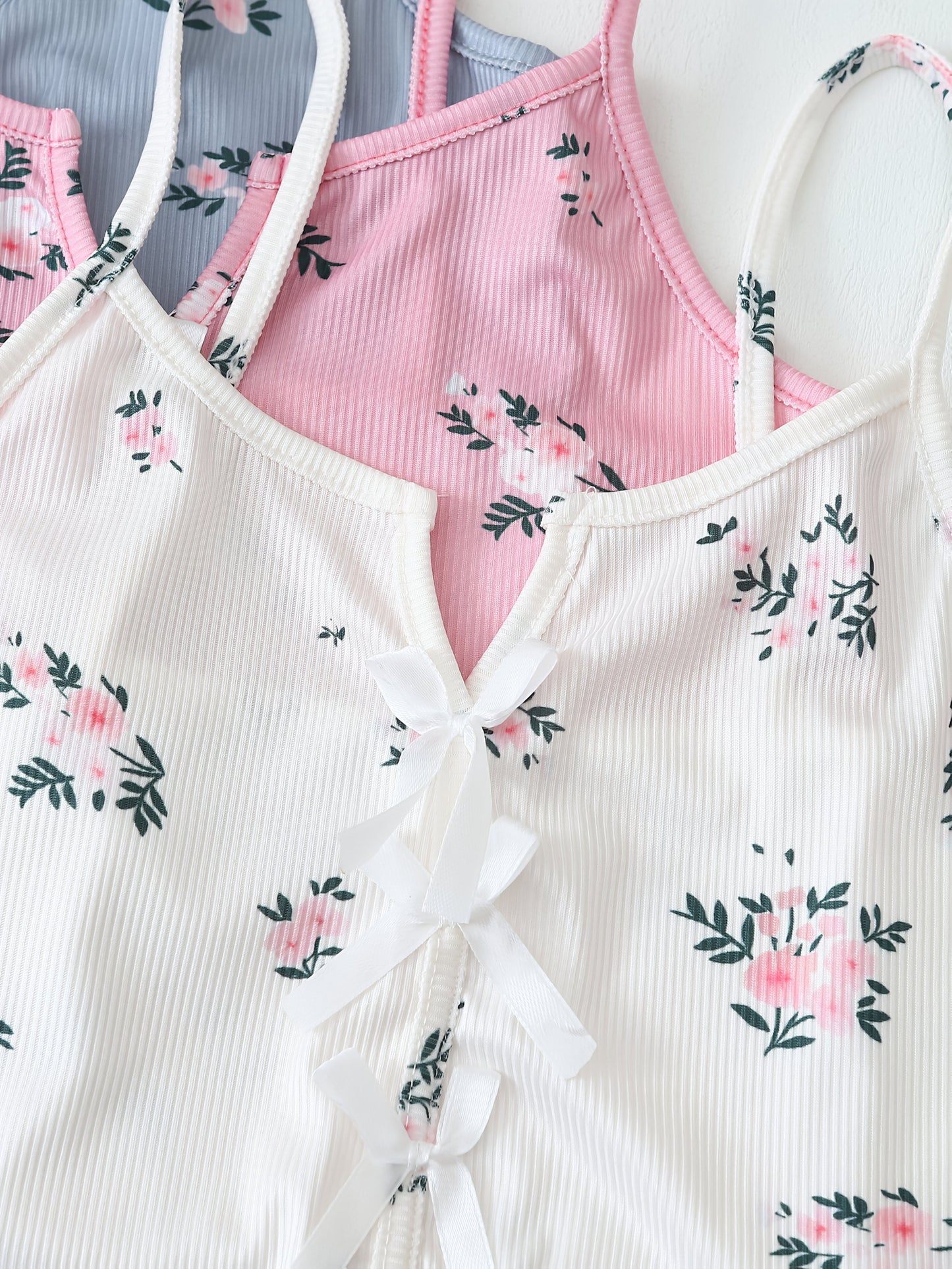 Damen Pyjama Set mit Blumenmuster – 3-teiliges Sommer Schlafanzug Set mit Träger-Top und Shorts, Ideal für Zuhause und als Nachtwäsche