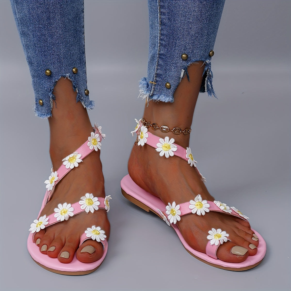 Damen Sandalen mit Blumenapplikation – Verspielte Zehentrenner für Freizeit und Sommer