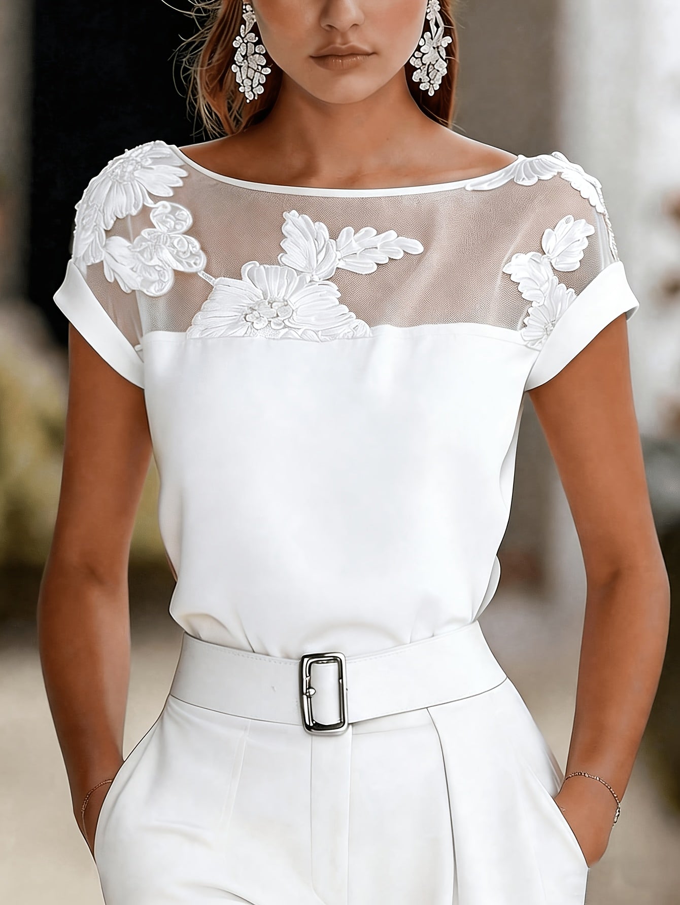 Damen Bluse Elegant mit Blumenstickerei und Illusionsausschnitt – Festlich & Büro
