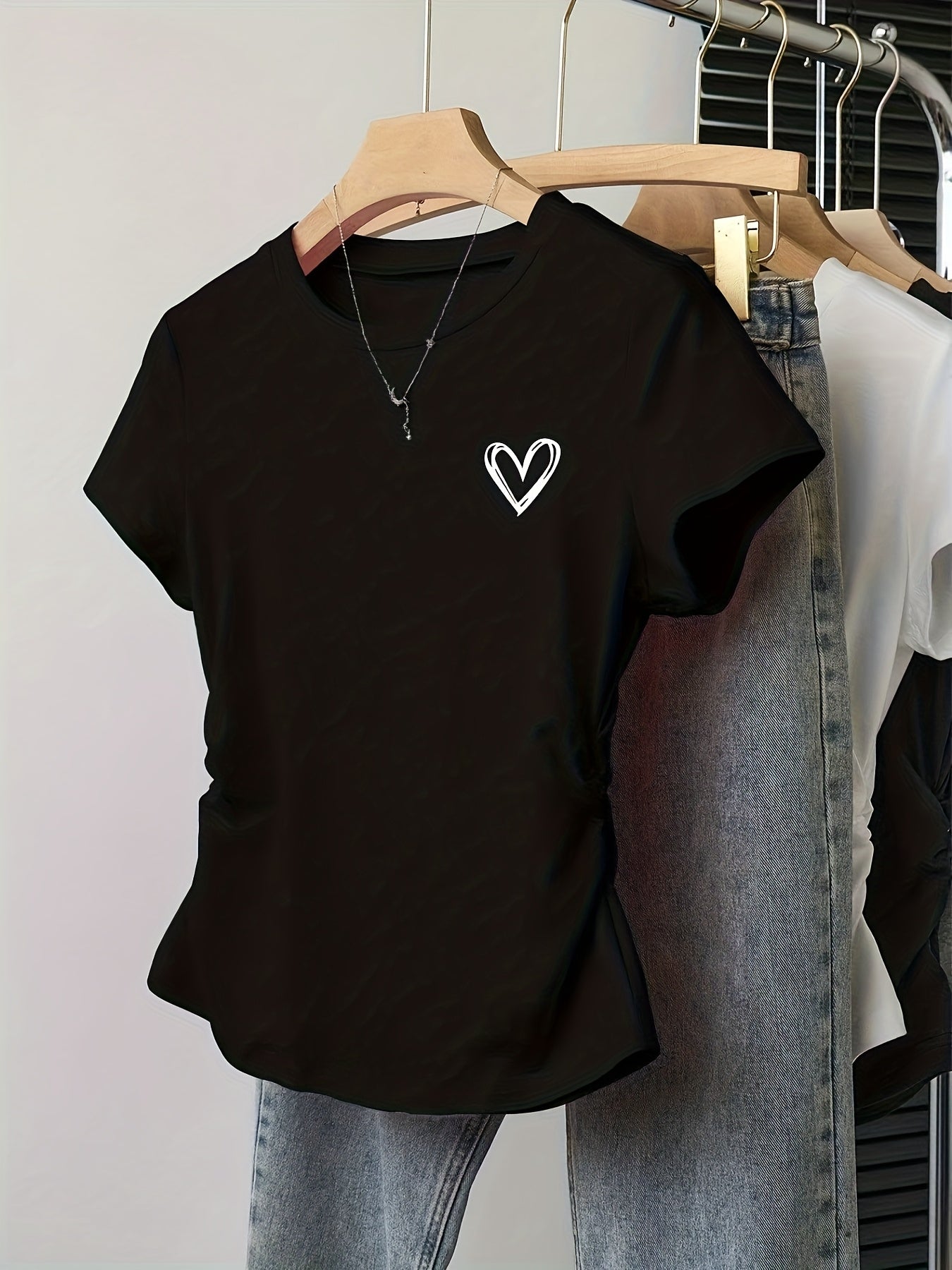 Damen T-Shirt mit Herz-Print und modernem Schnitt – Ideal für Freizeit und Alltag