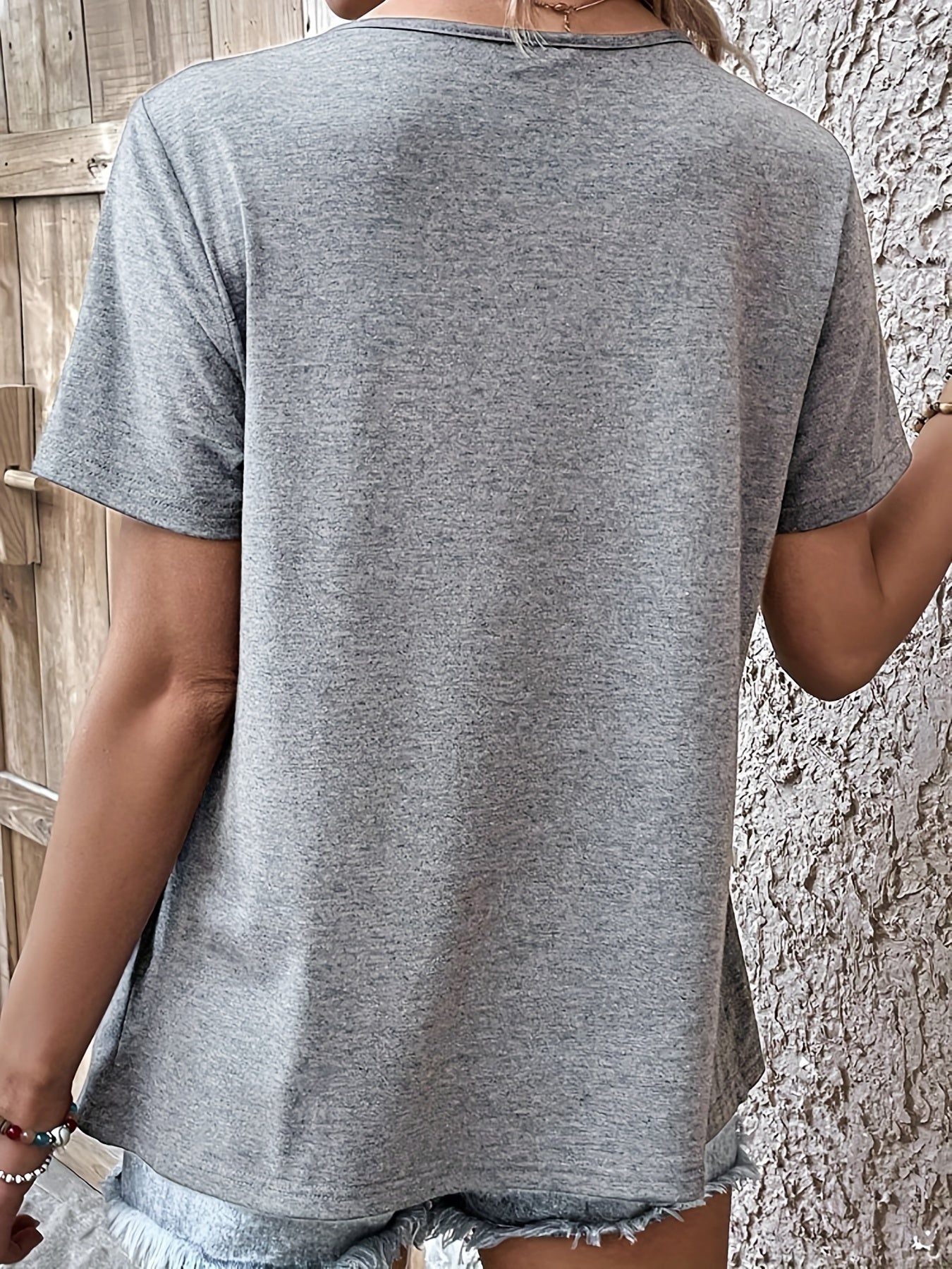 Damen Shirt mit asymmetrischem Ausschnitt und Knopfdetails – Modisches Freizeitoberteil, elegant und vielseitig