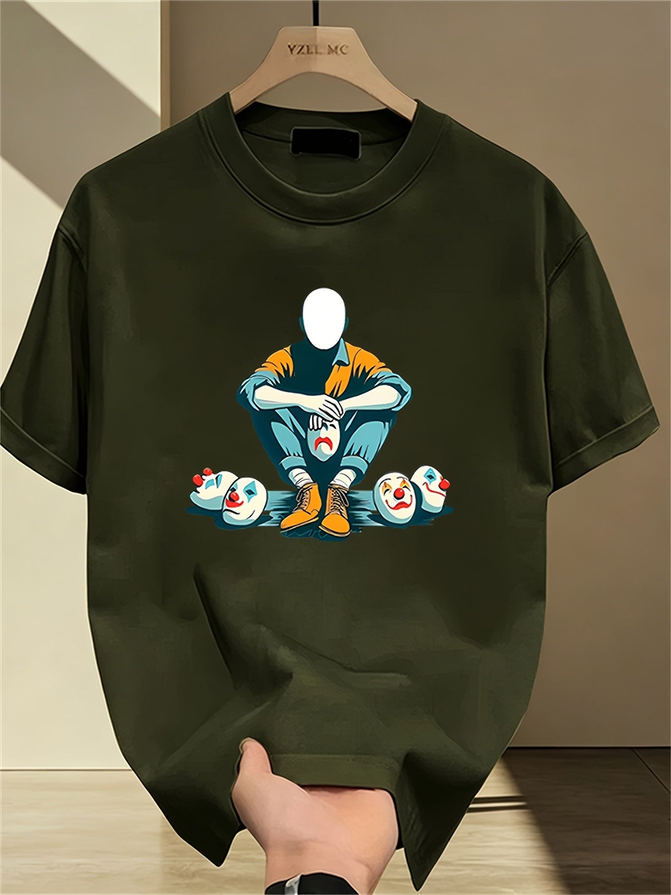 Herren T-Shirt mit künstlerischem Print – Abstrakte Figur und Clownsmasken, Modernes Streetwear Design