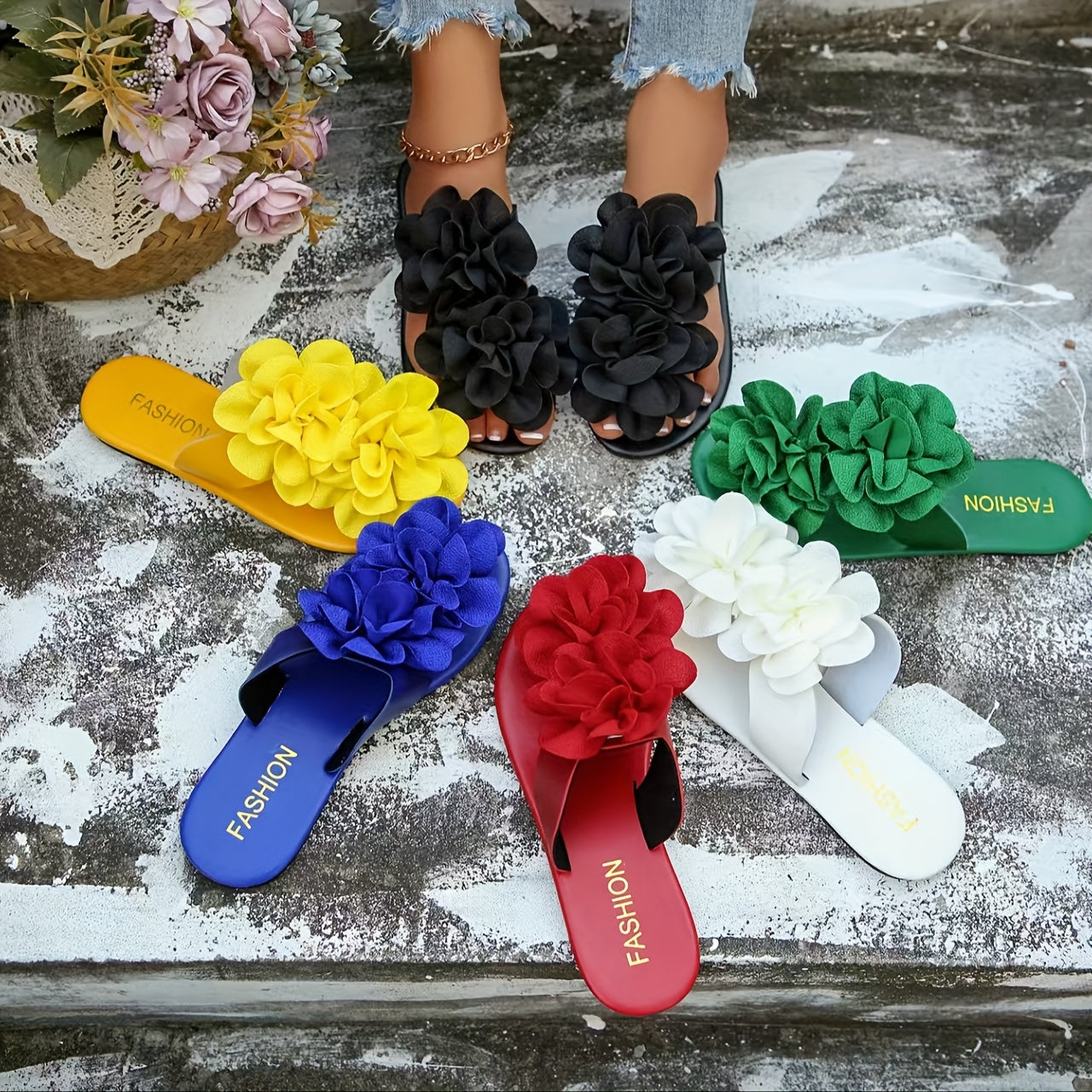 Damen Sandalen mit großer Blumenapplikation – Modische Slip-On Pantoletten für Freizeit und Alltag