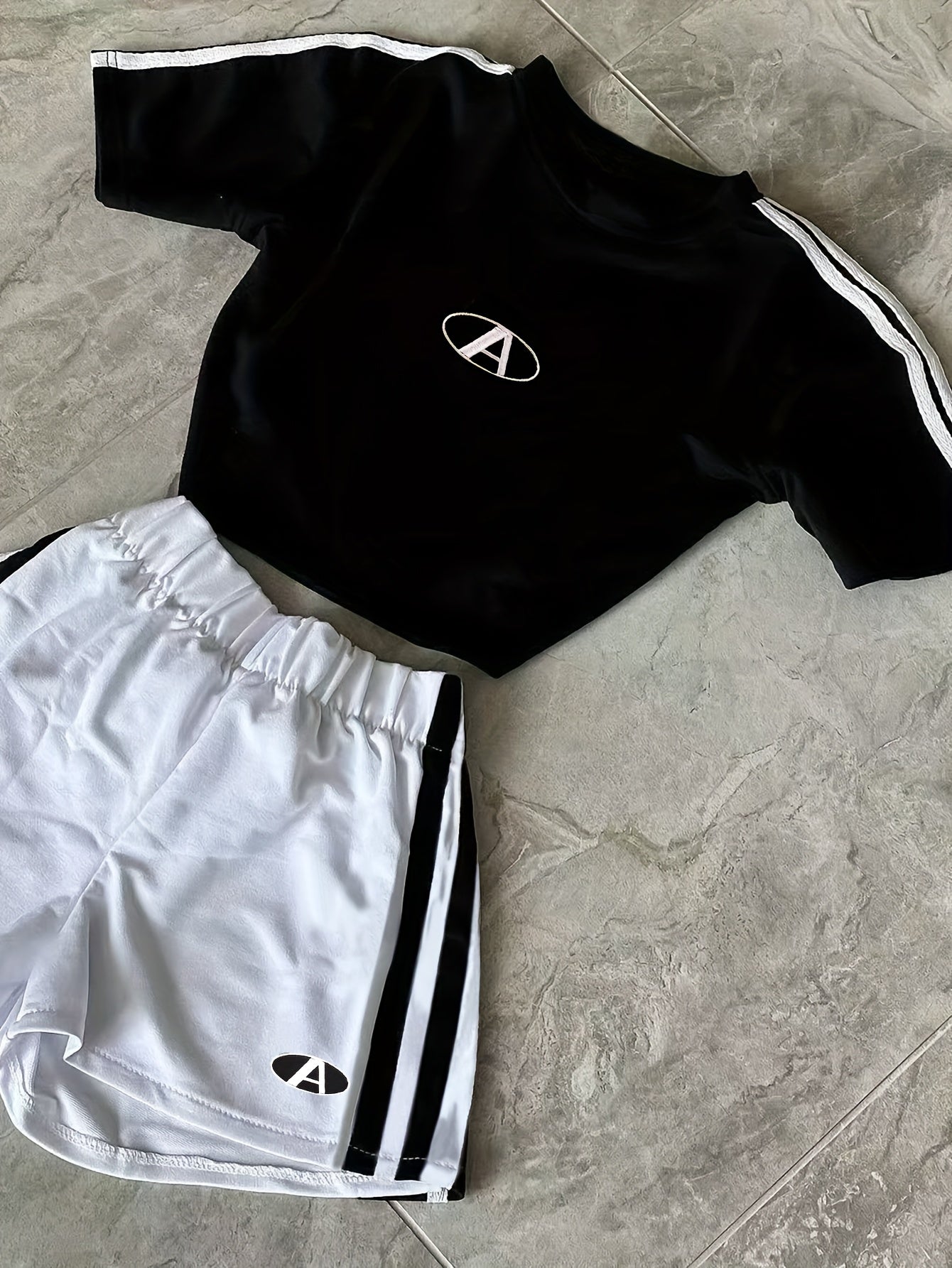 Damen Sportliches Zweiteiler Set – Modernes Crop Top und High-Waist Shorts, Athleisure Look, Fitness & Streetwear
