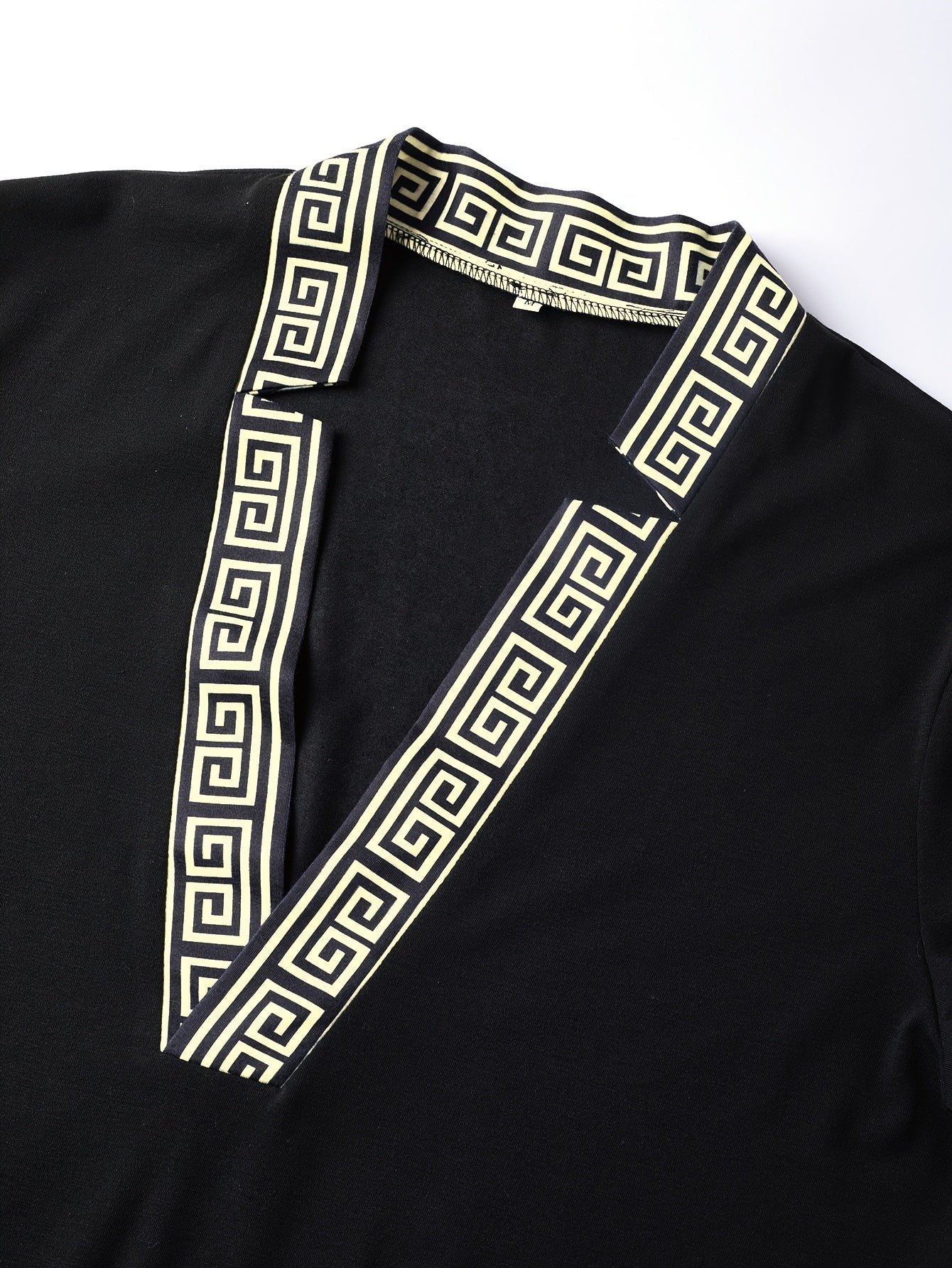 Herren Designer-Shirt mit tiefem V-Ausschnitt und geometrischem Muster – Elegantes Freizeit- & Partyhemd