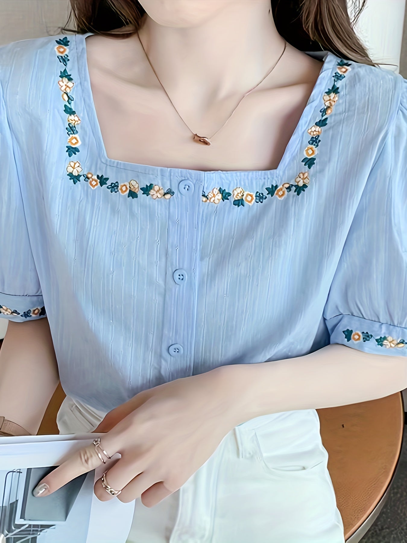 Damen Bluse mit Stickerei und Quadrat-Ausschnitt – Eleganter Sommerstil