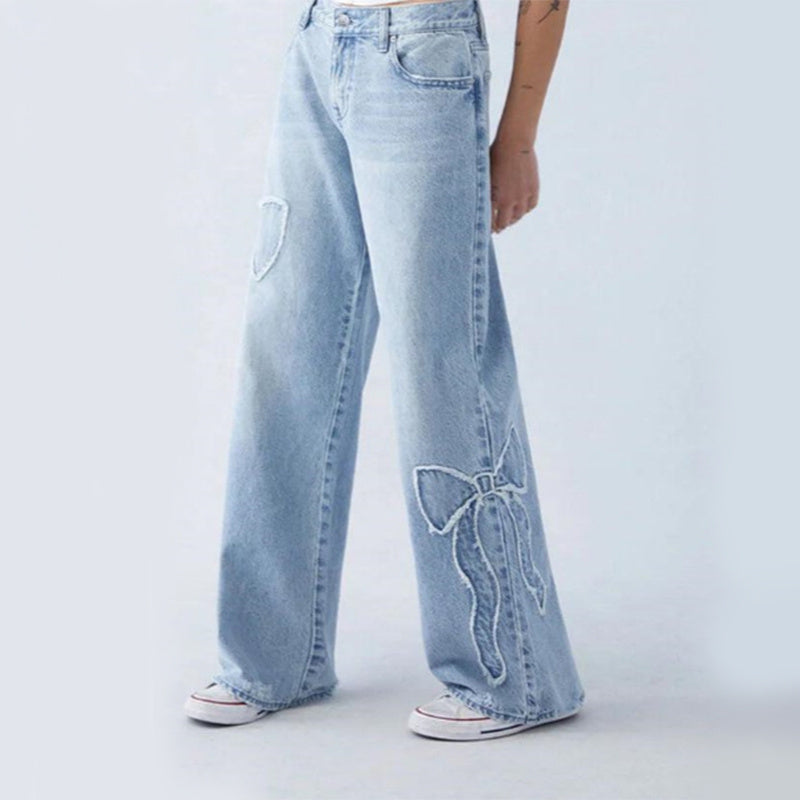 Judith – Gerade Damenjeans mit gesticktem Schmetterlingsdesign