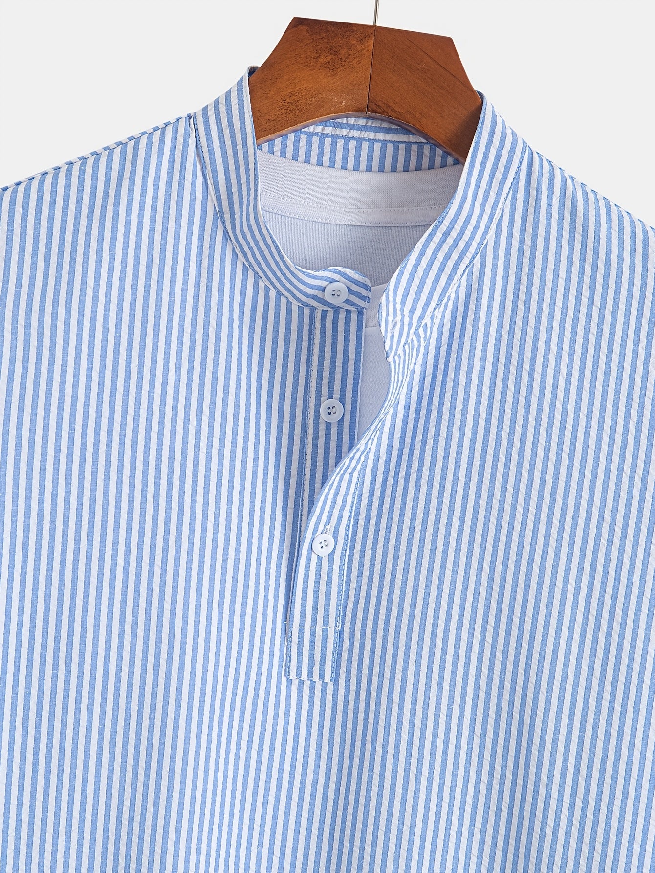 Herren Kurzarm-Henley im modernen Streifen-Design für lässige Eleganz