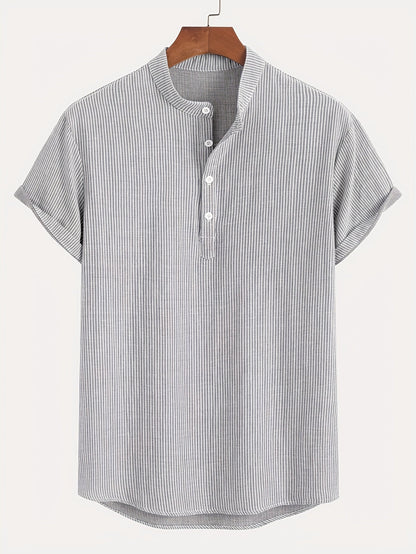Herren Kurzarm-Henley mit Stehkragen und feinem Streifenmuster – Moderner Freizeitstil
