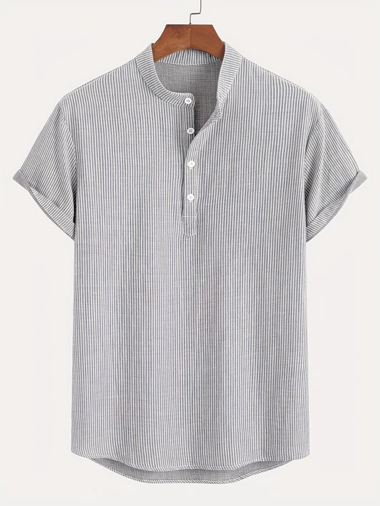 Herren Kurzarm-Henley mit Stehkragen und feinem Streifenmuster – Moderner Freizeitstil