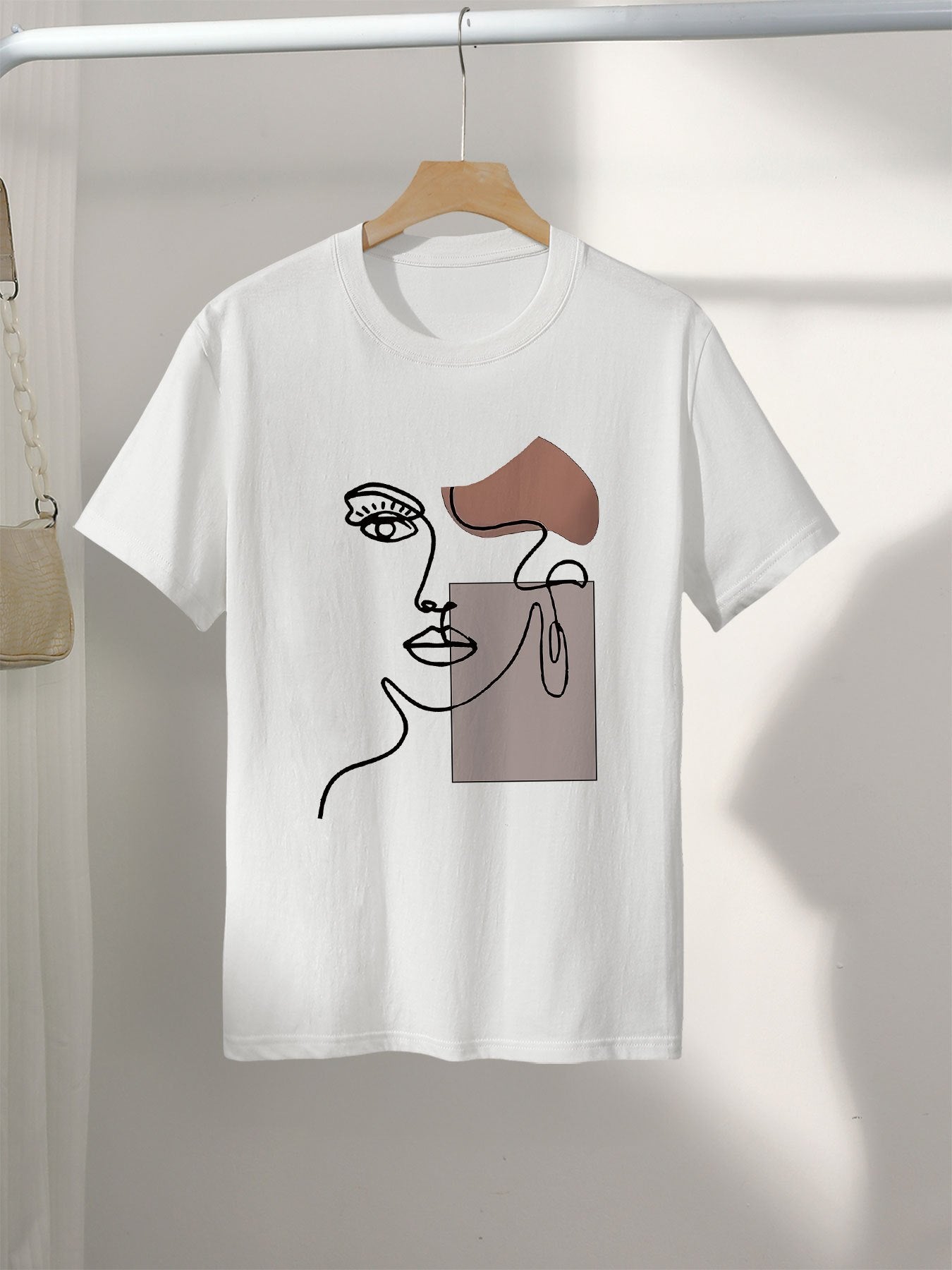 Damen T-Shirt mit abstraktem Gesicht Print – Modernes Casual Design für Alltag und Freizeit