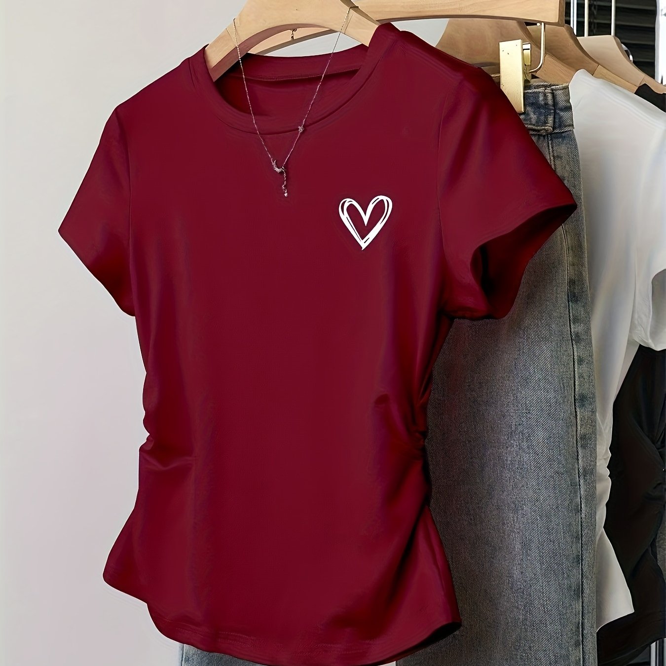 Damen T-Shirt mit Herz-Print und modernem Schnitt – Ideal für Freizeit und Alltag