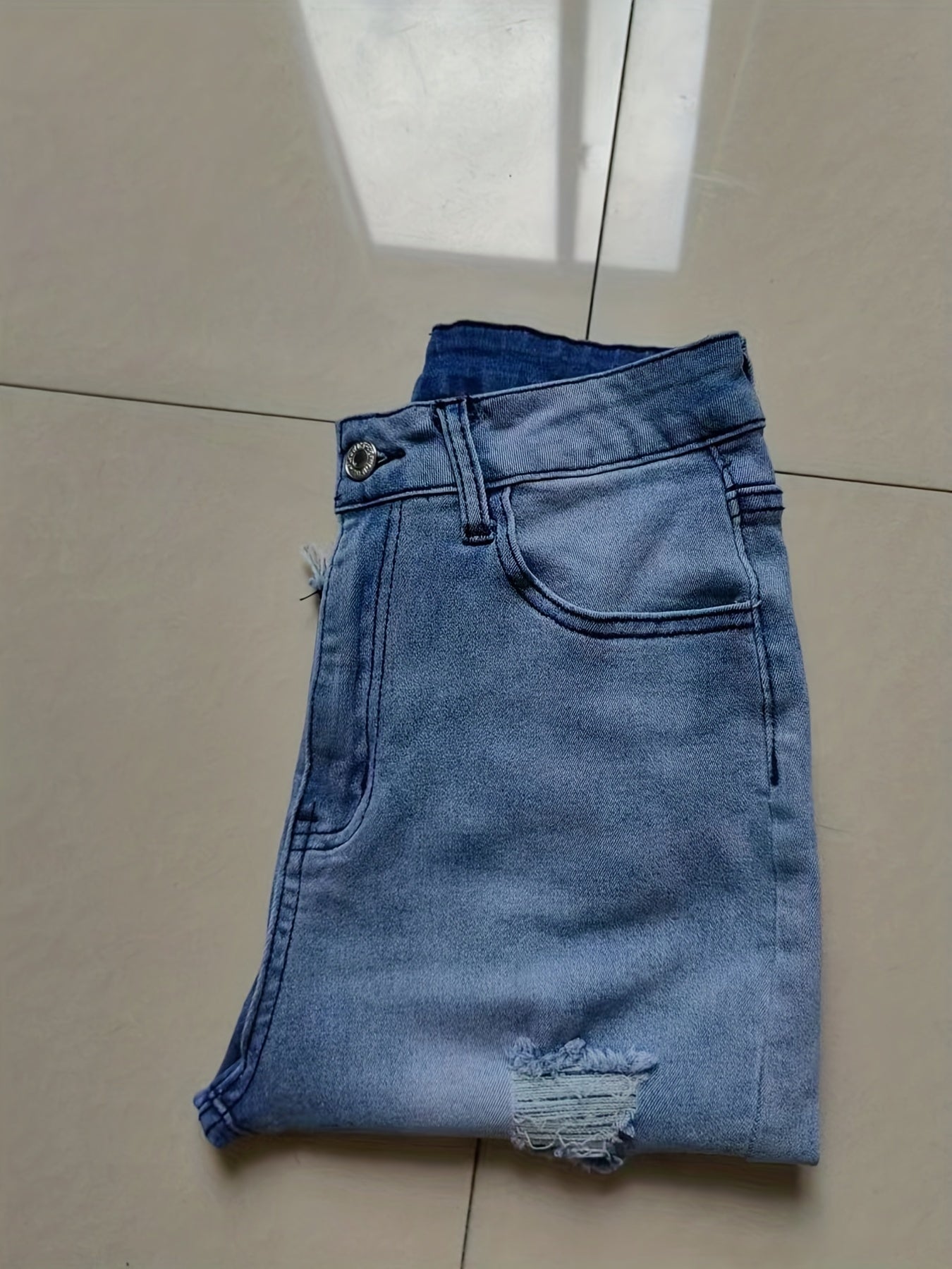Damen Bermuda Jeans Shorts im Destroyed Look – Modische Sommer-Basics mit Fransen und Rissen