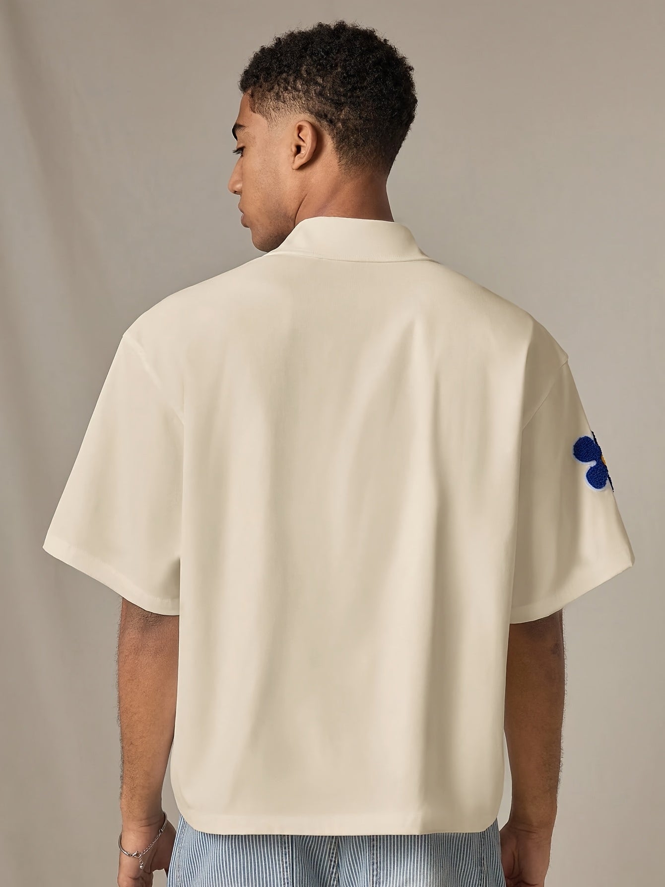 Herren Freizeit-Hemd mit Blumenstickerei und kurzem Ärmel – Modernes, verspieltes Design für Alltag und Ausgehen