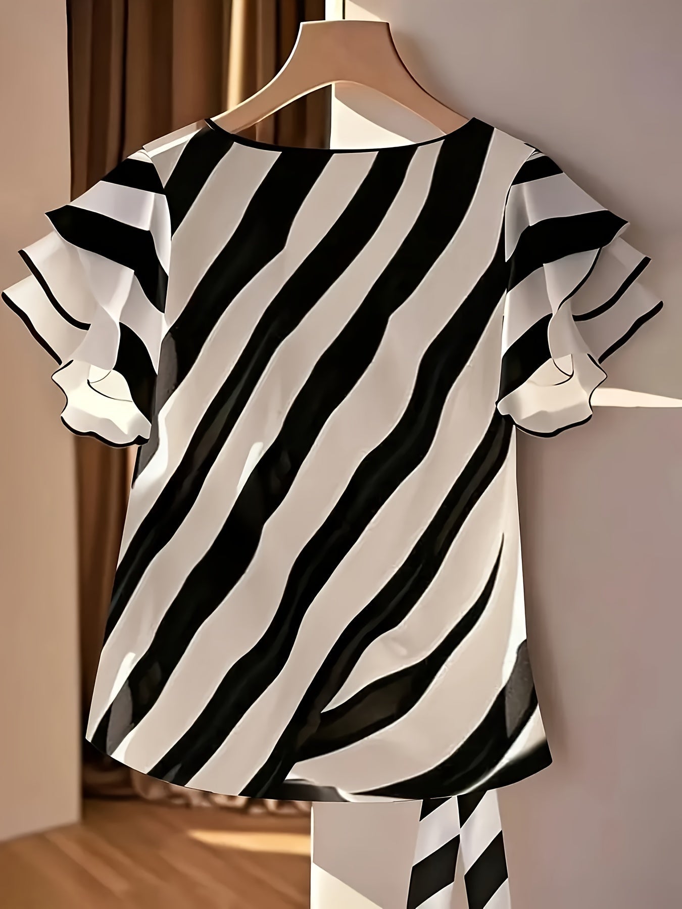 Damen Bluse mit Streifenmuster und Rüschenärmeln – Eleganter V-Ausschnitt und Taillenschleife, modisch für Büro und Freizeit
