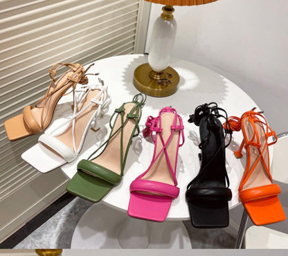 Margaret – Stiletto-Absatz mit Cutout und Knöchelriemen