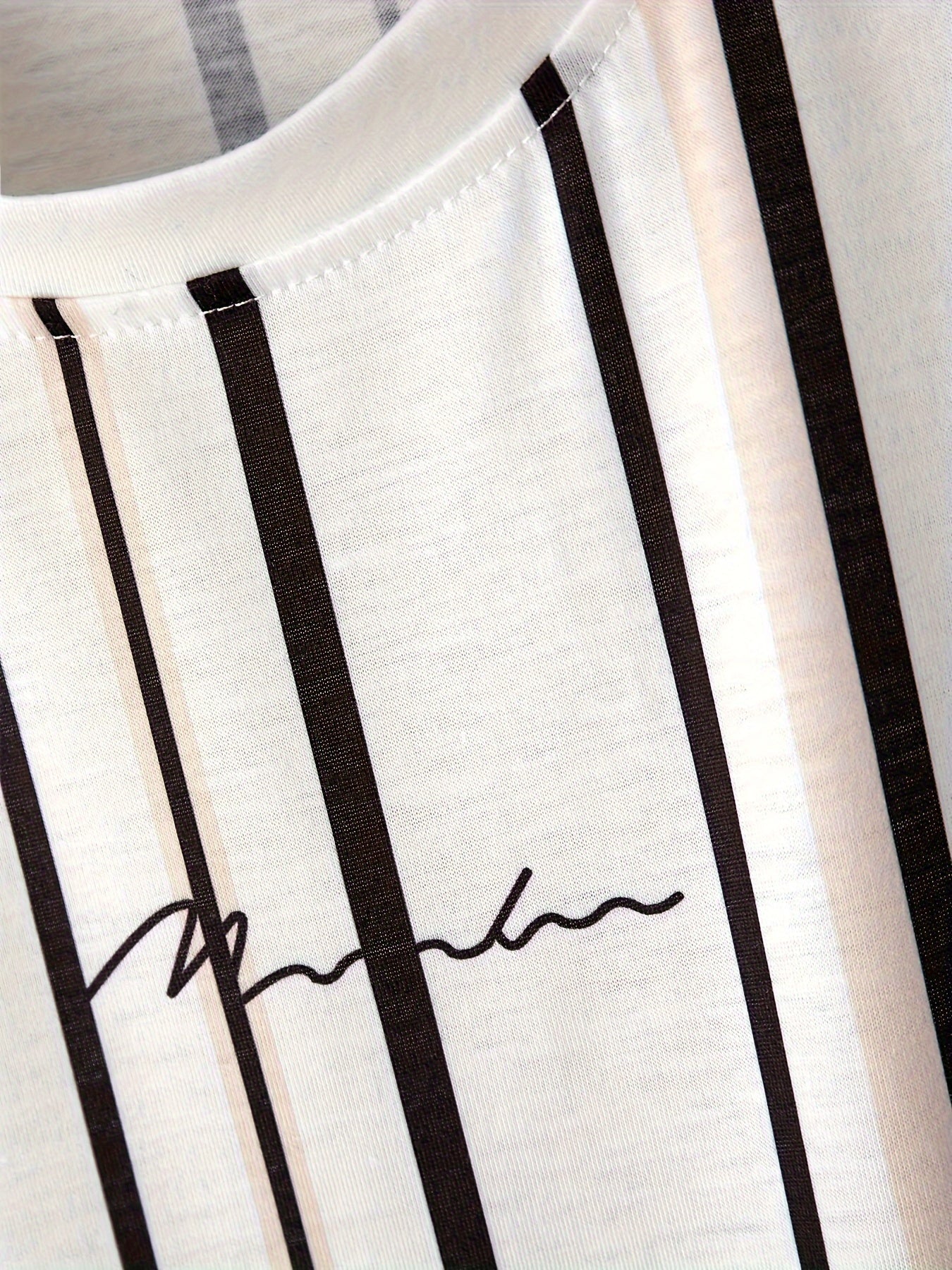 Herren T-Shirt mit vertikalem Streifenmuster und modernem Grafik-Print – Freizeit & Streetstyle