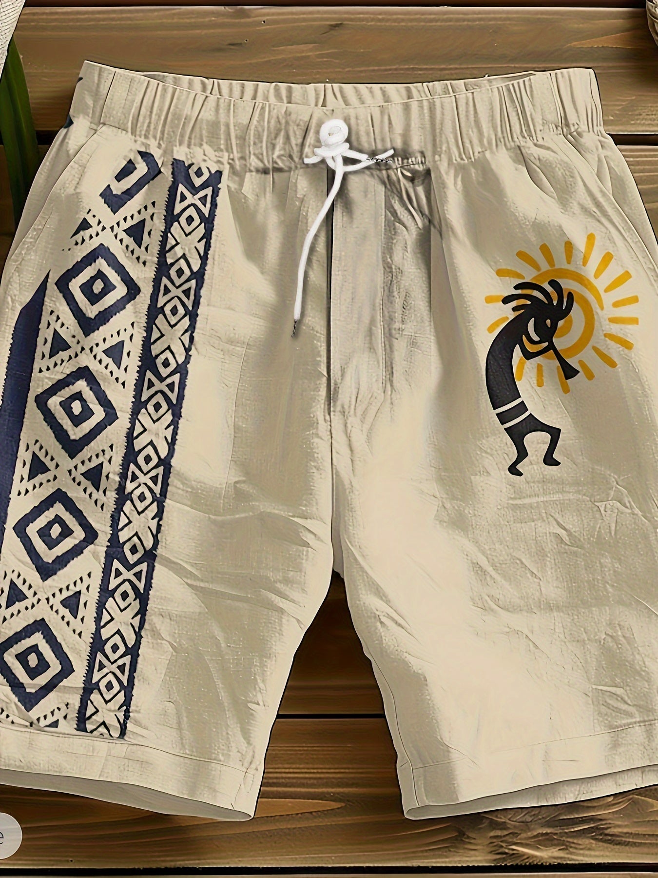 Herren Freizeitshorts mit Ethno-Muster und künstlerischem Flötenspieler-Motiv – Ideal für Sommer und Strand