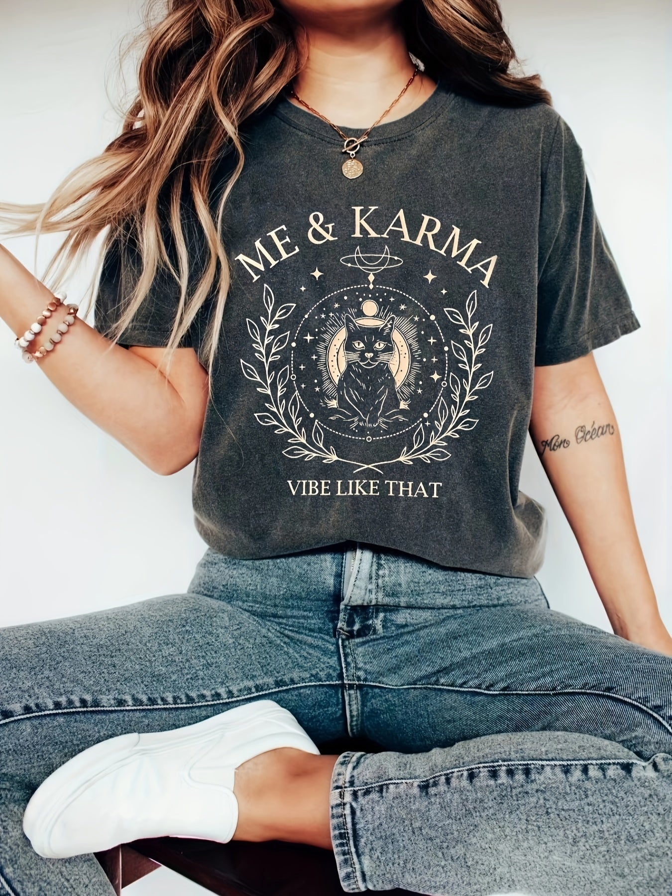 Damen Vintage T-Shirt mit Katze und Spruch 'Me & Karma Vibe Like That' – Mystisches Motiv, Perfekt für Alltag & Freizeit