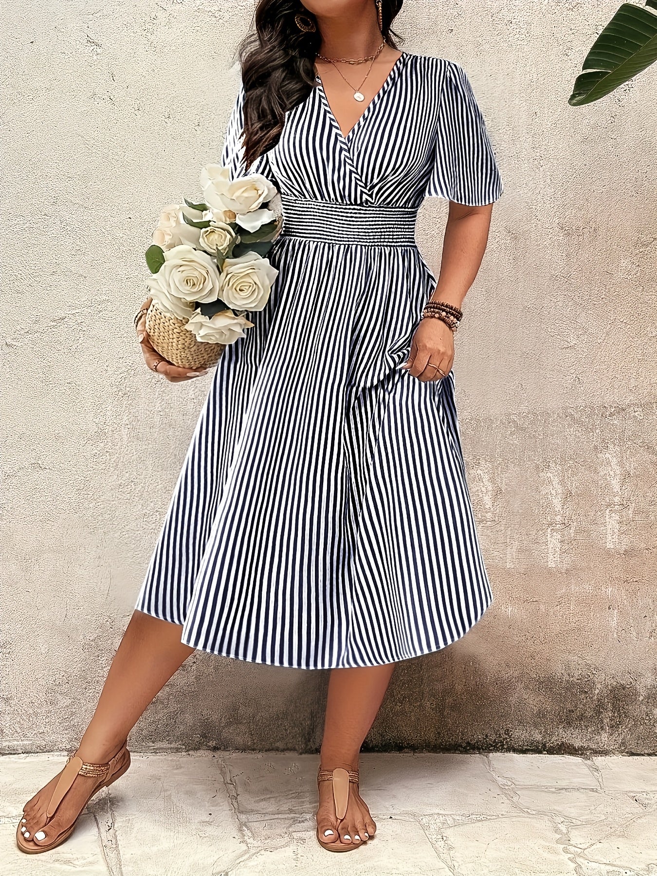 Damen Elegantes Streifen Midikleid mit Smokbund und V-Ausschnitt – Perfekt für besondere Anlässe