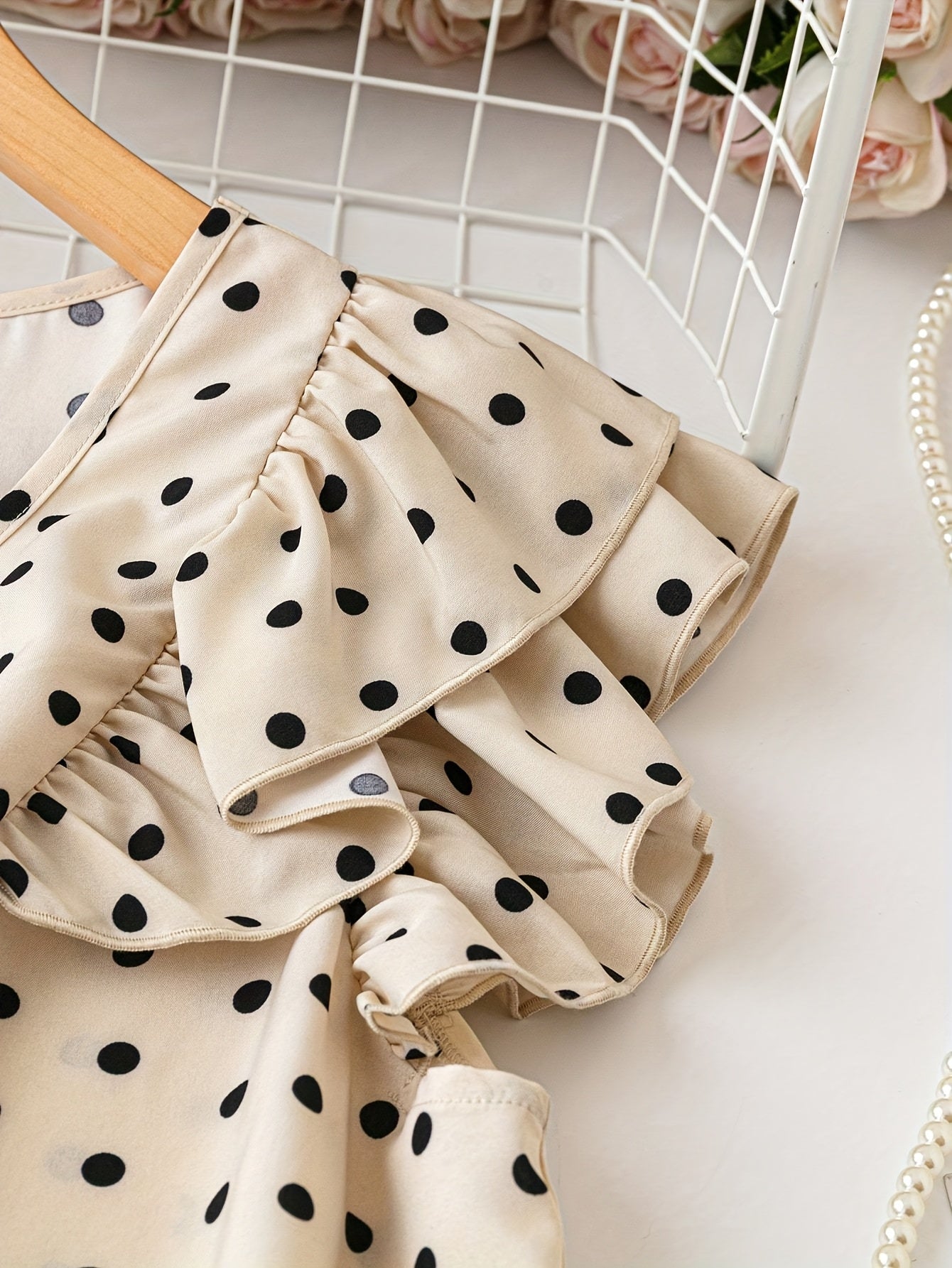 Damen Bluse mit V-Ausschnitt und Volantärmeln – Elegante Tupfen, Femininer Stil für Büro und Freizeit