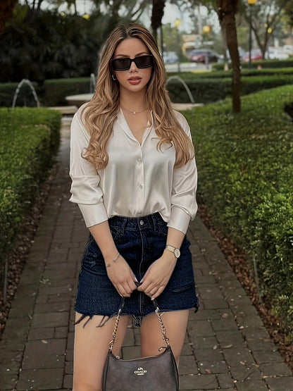 Damen Eleganter Streetstyle Look – Satinbluse und Jeansrock Kombi für Freizeit & Alltag