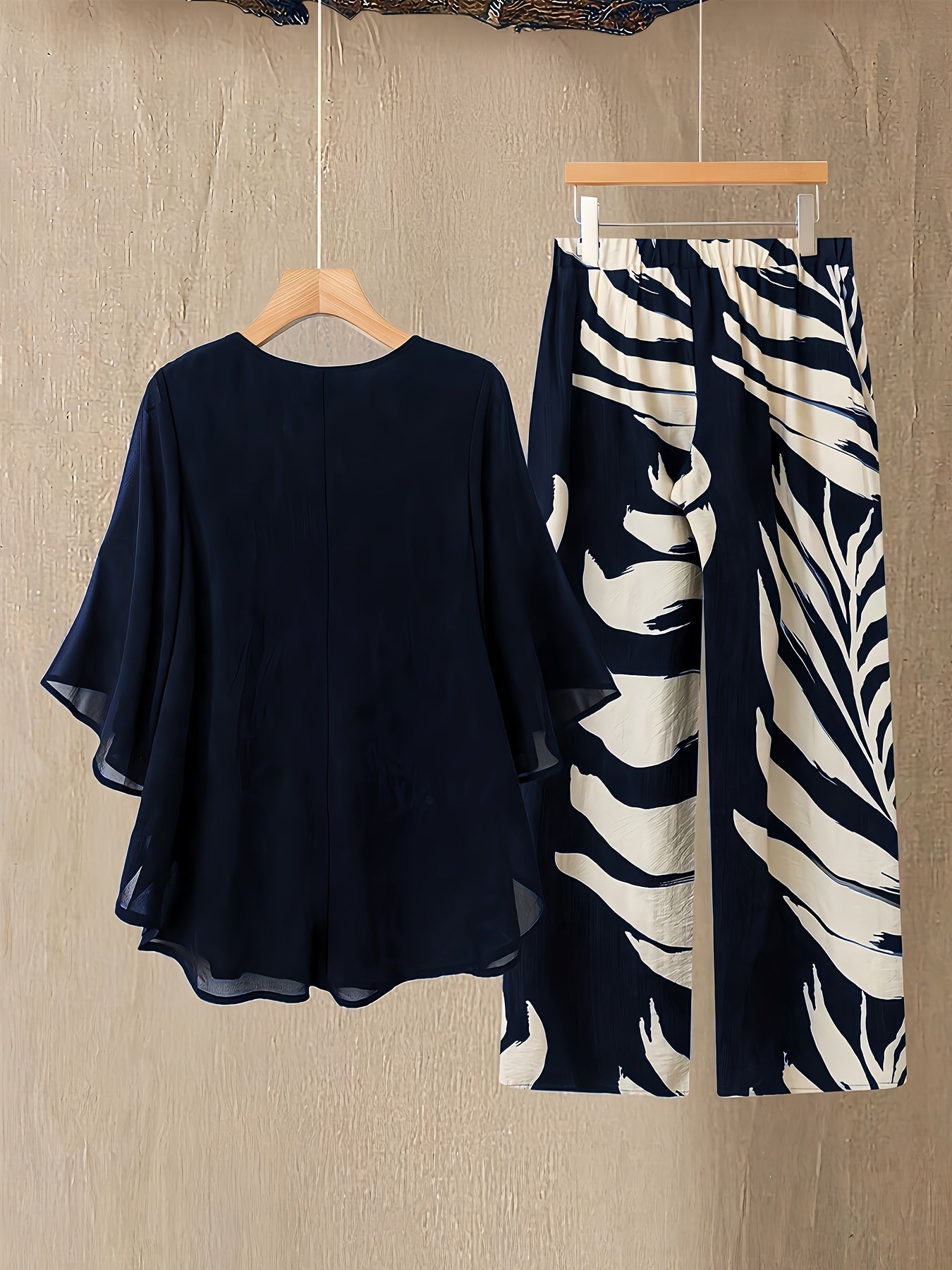 Damen Zweiteiler Set Elegant – Weite Hose mit Tropenmuster und Fließende Bluse, Perfekt für Urlaub und Sommer