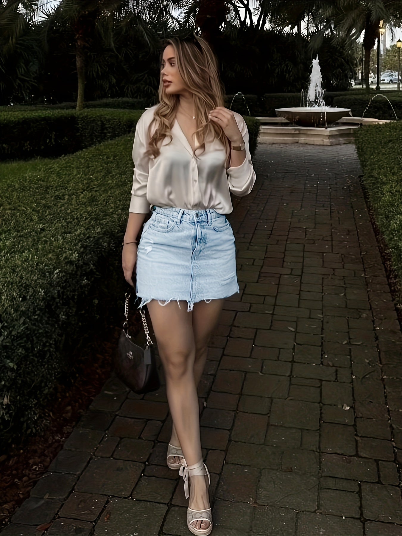 Damen Eleganter Streetstyle Look – Satinbluse und Jeansrock Kombi für Freizeit & Alltag
