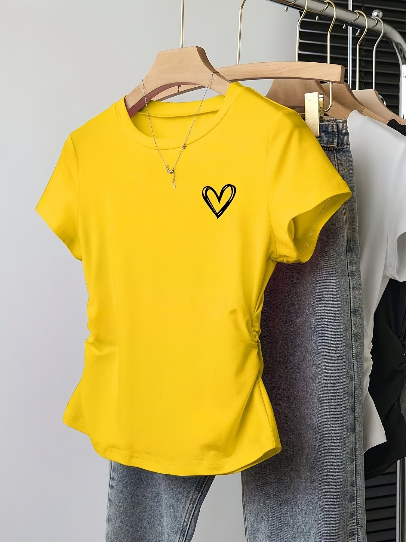 Damen T-Shirt mit Herz-Print und modernem Schnitt – Ideal für Freizeit und Alltag