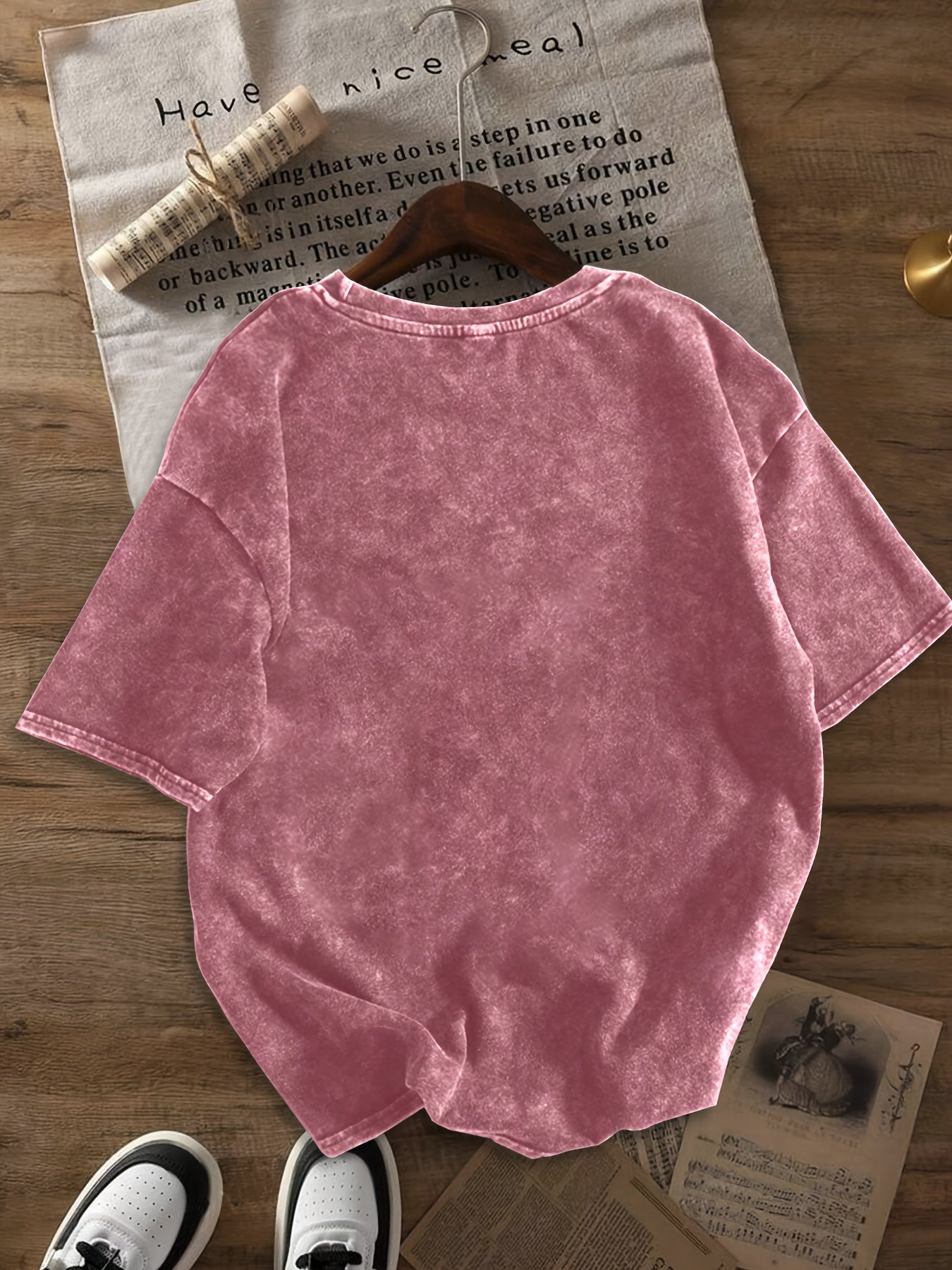 Damen Casual Streetwear T-Shirt mit Jeans-Shorts – Trendiges Freizeit-Outfit für den Sommer