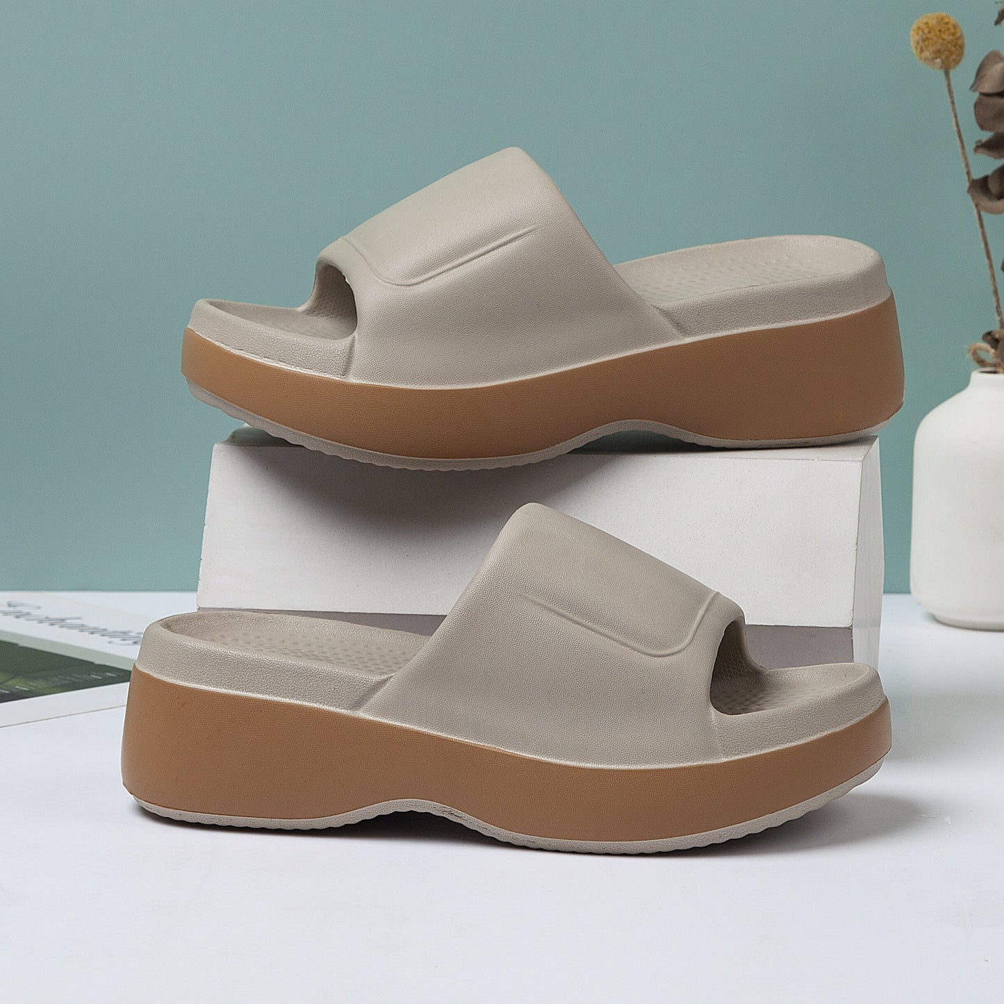 Damen Plateau-Slipper – Bequeme Sommer Hausschuhe mit offener Zehenpartie und rutschfester Sohle