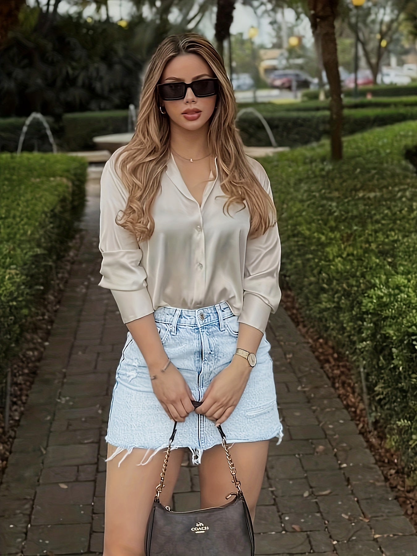 Damen Eleganter Streetstyle Look – Satinbluse und Jeansrock Kombi für Freizeit & Alltag