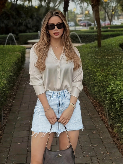 Damen Eleganter Streetstyle Look – Satinbluse und Jeansrock Kombi für Freizeit & Alltag