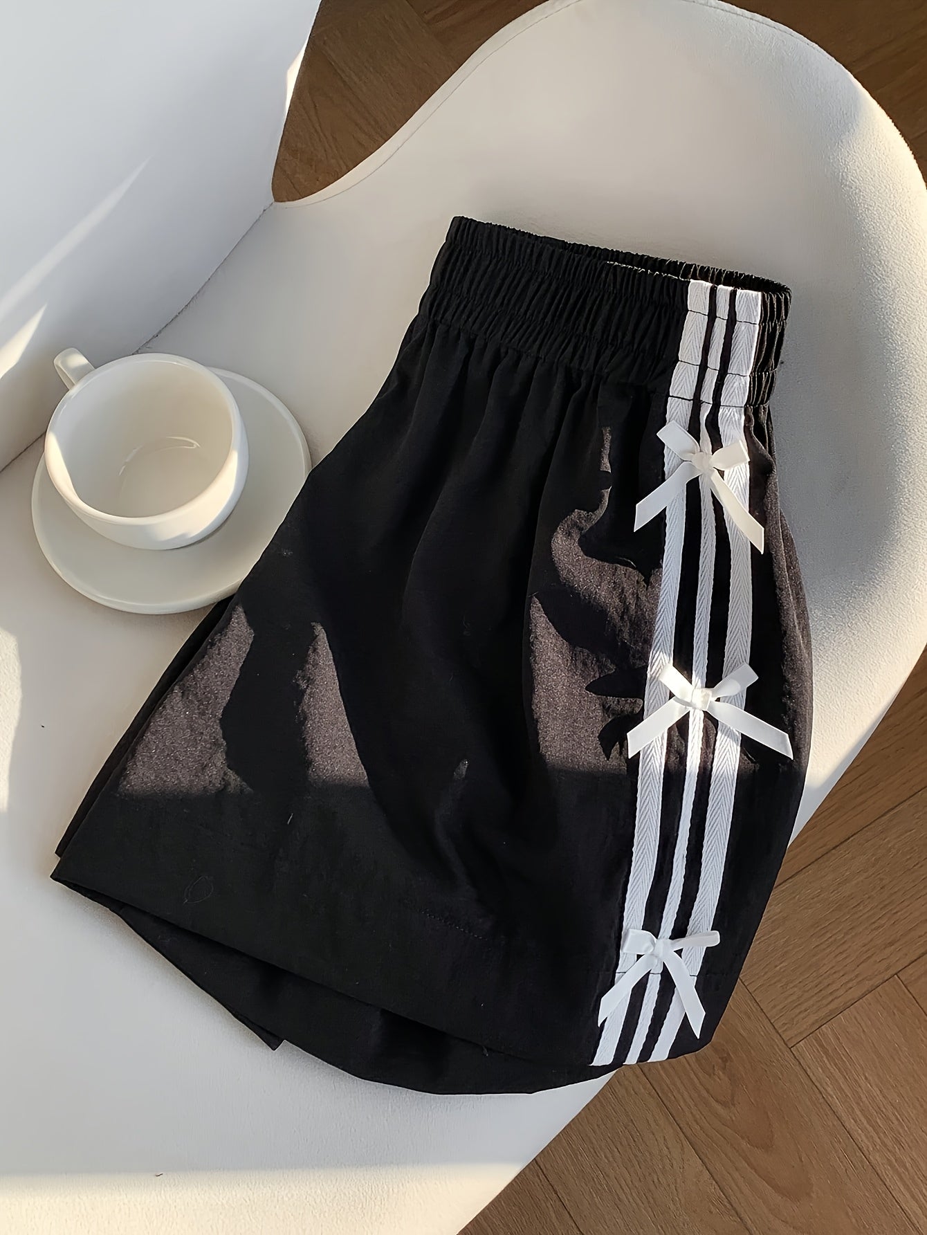 Damen Sommer Shorts mit Schleifendetail und sportlichem Streifen – Freizeit & Urlaub