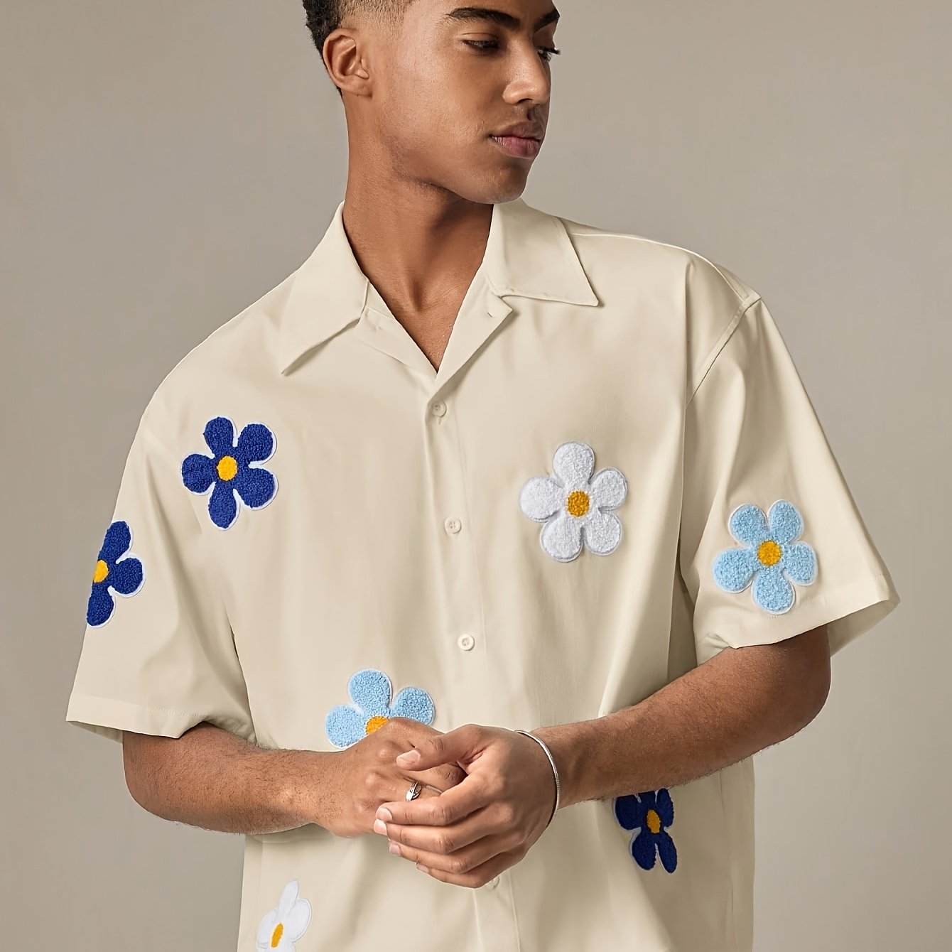 Herren Freizeit-Hemd mit Blumenstickerei und kurzem Ärmel – Modernes, verspieltes Design für Alltag und Ausgehen