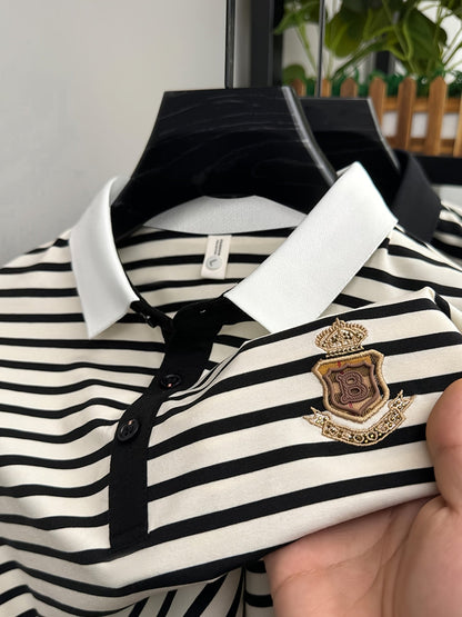 Herren Poloshirt mit Streifenmuster und Brust-Emblem – Klassisch, Kurzarm, Smart-Casual Stil