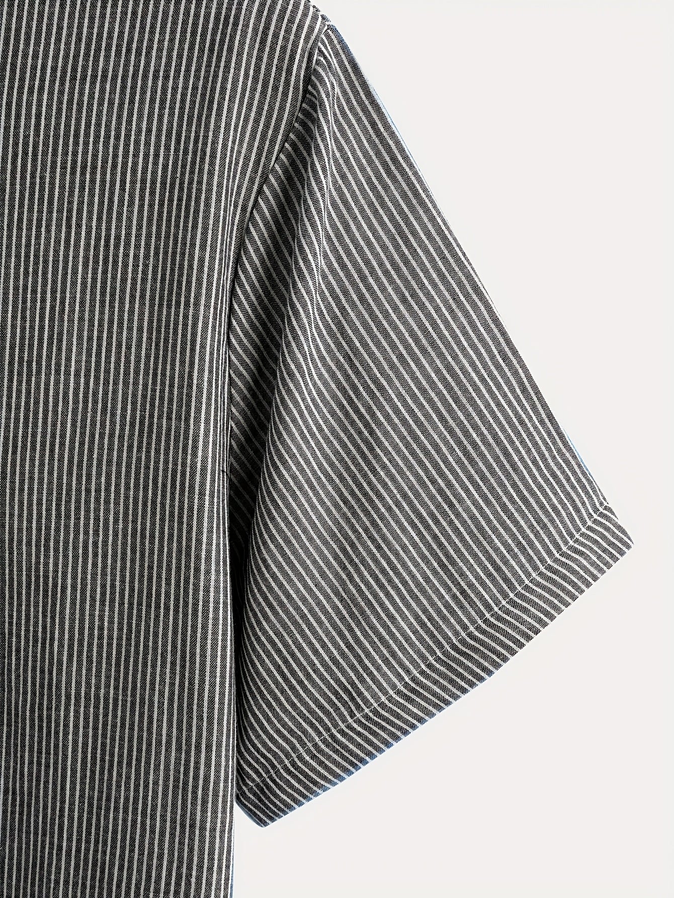 Herren Kurzarm-Henley mit Stehkragen und feinem Streifenmuster – Moderner Freizeitstil